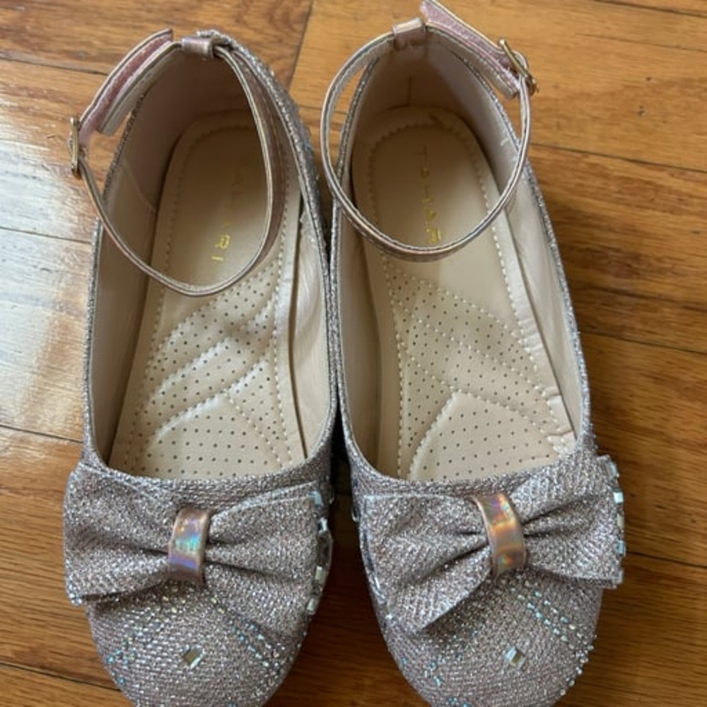Like new Tahari girls dress shoes size 2